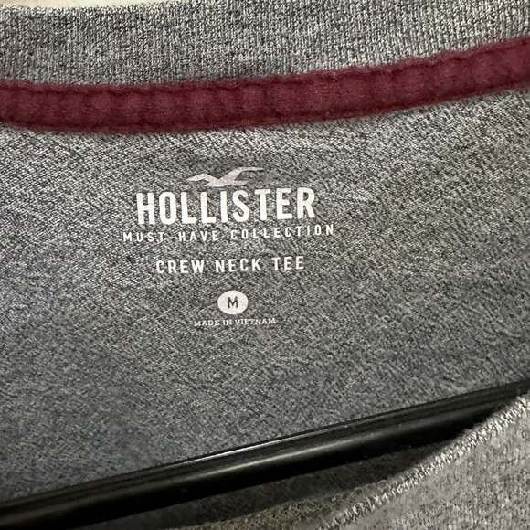 🔥3 for $15🔥 Hollister classic t-shirt in Medium - Picture 2 of 3